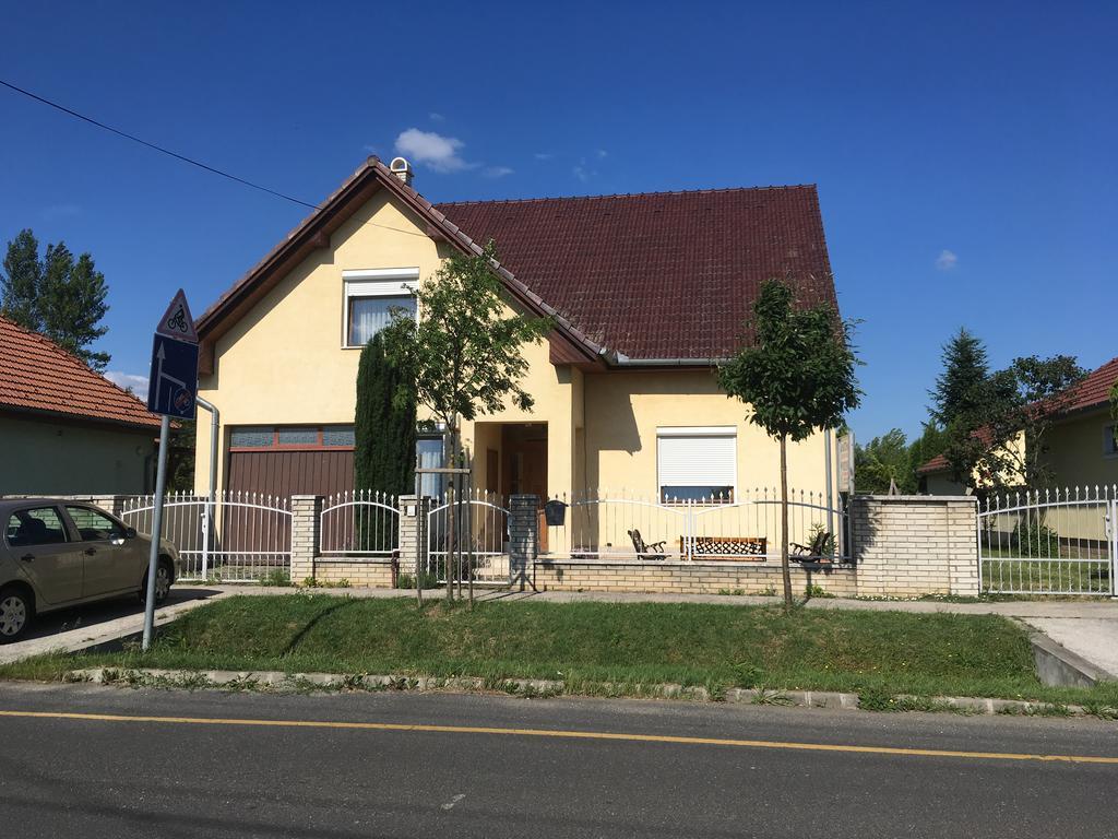 Boezsi Apartman Sárvár Extérieur photo